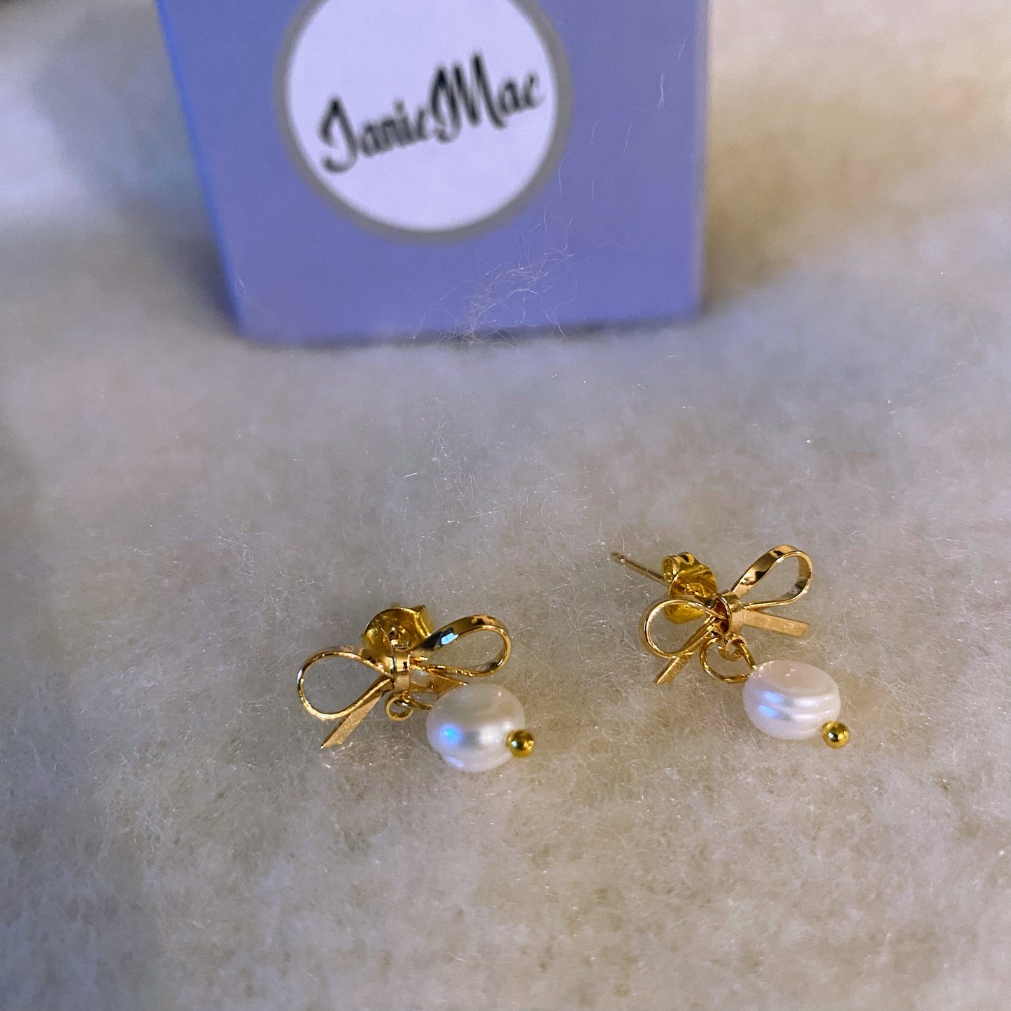 Bow and freshwater pearl earrings