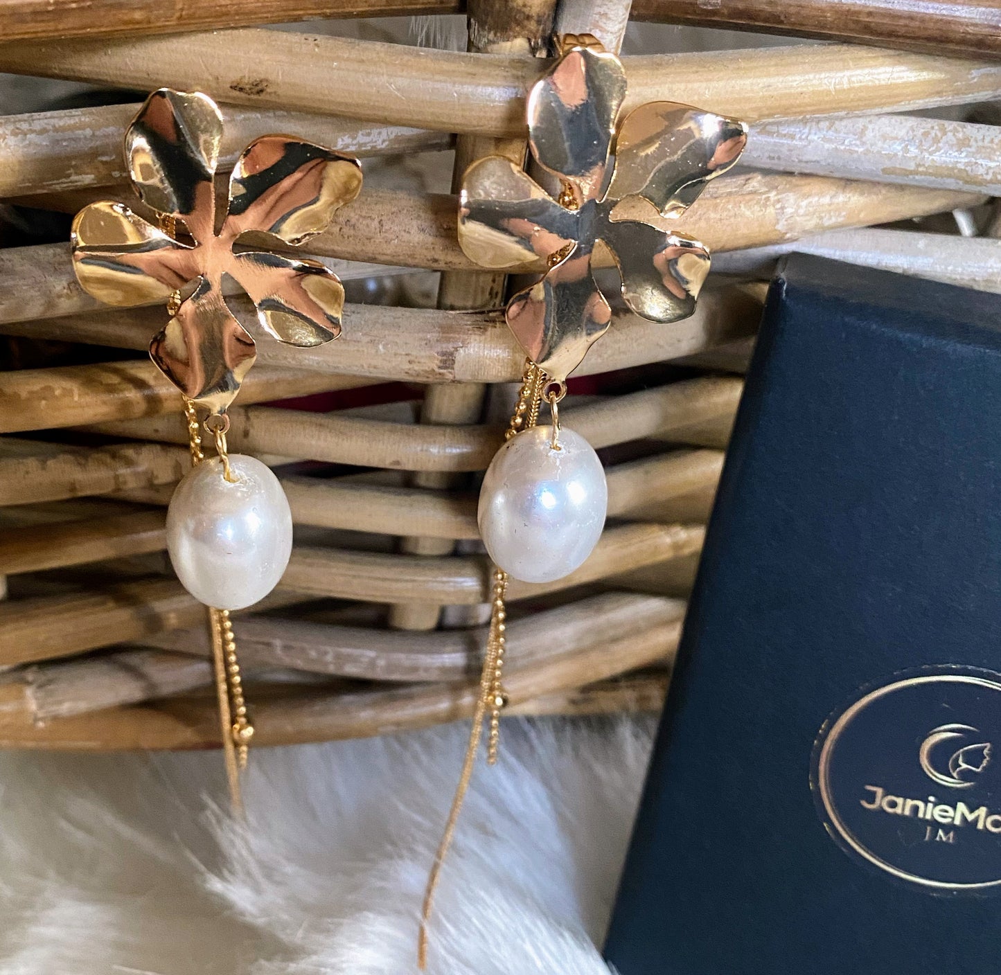 Flower and Shell Pearl Earrings