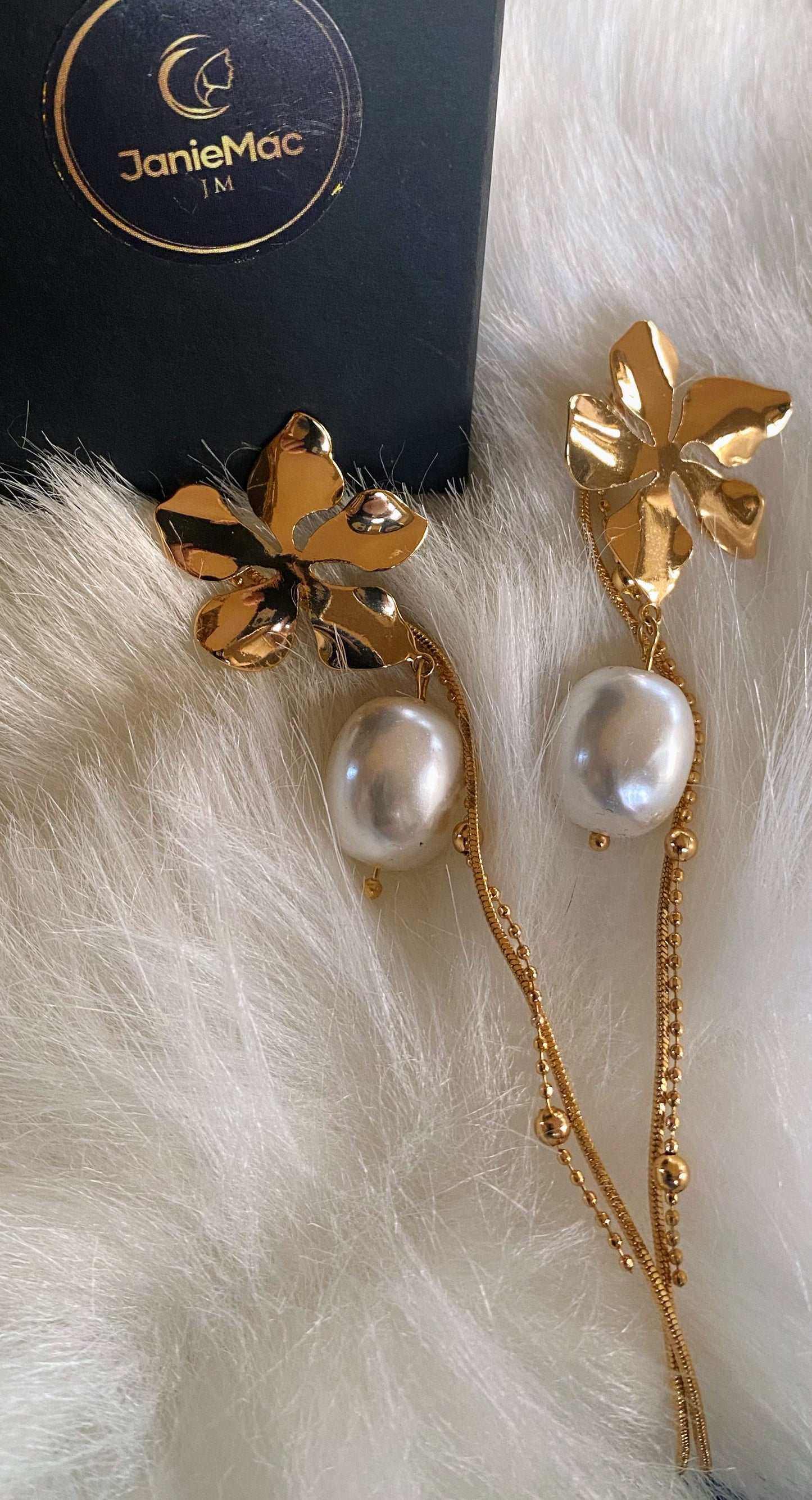 Flower and Shell Pearl Earrings